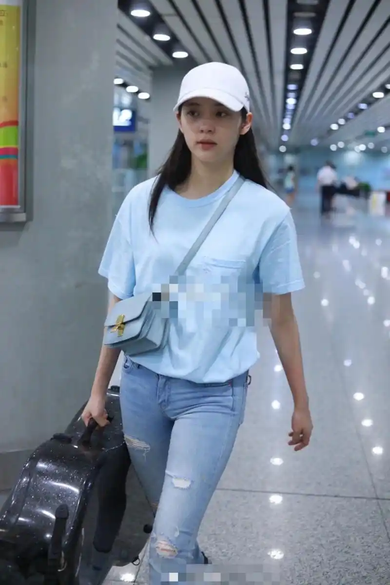 欧阳娜娜蓝色t恤搭紧身牛仔裤,展示修长美腿,美腿浑圆修长,线条优美