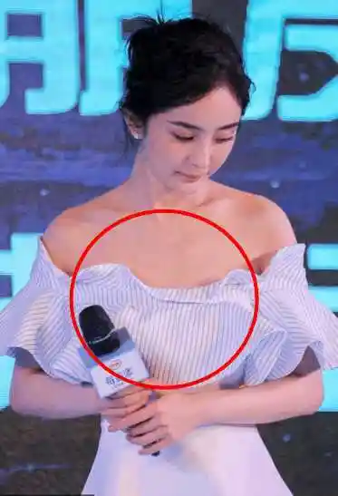 杨幂穿抹胸装, 胸前点不对劲? 网友: 胸就像地板一样!