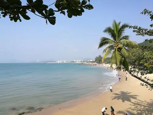 我们沿着海滩向天涯海角走去,阳光,沙滩,碧海,快乐的人们,一路景色美