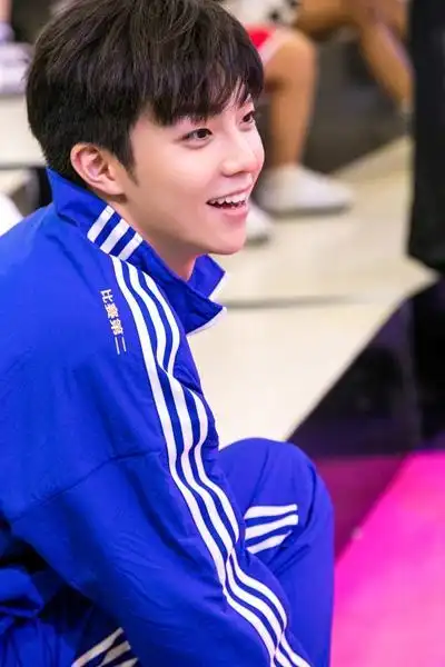 《小巨人运动会》陈立农蓝色复古运动套装尽显少年气 汪苏泷现场暖心