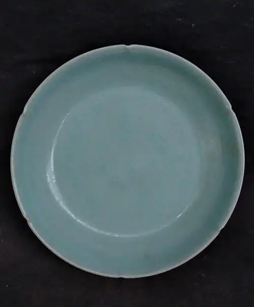 上面两图:2012年香港苏富比拍卖行4日在此间举行一件北宋汝窑天