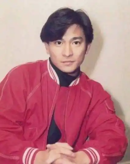 最后无偿借给刘德华四千万元,帮助他度过了难关.