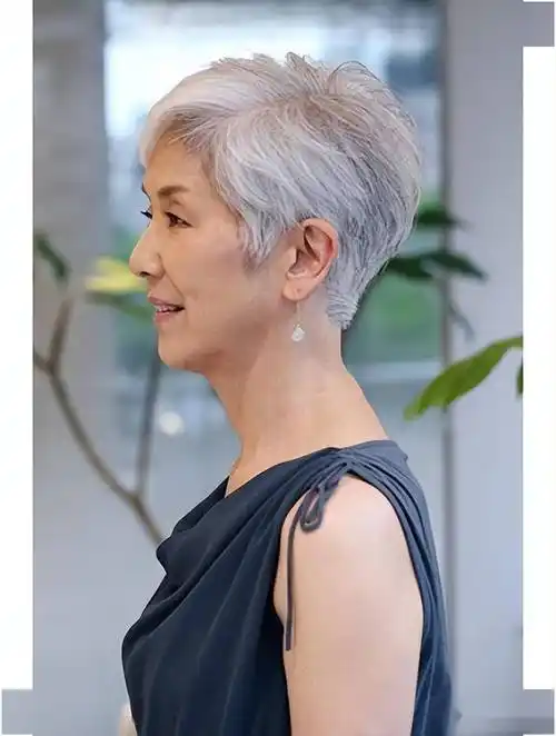 奔六奔七的姐妹们,如果您头发花白就试试这些发型,显年轻还时尚_短发