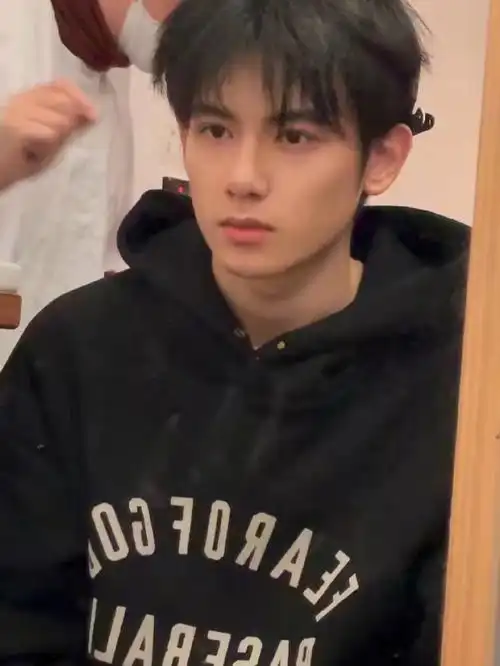 薄薄一层腹肌太可了,莫名代入陈路周04#胡先煦  #陷入我们的热恋