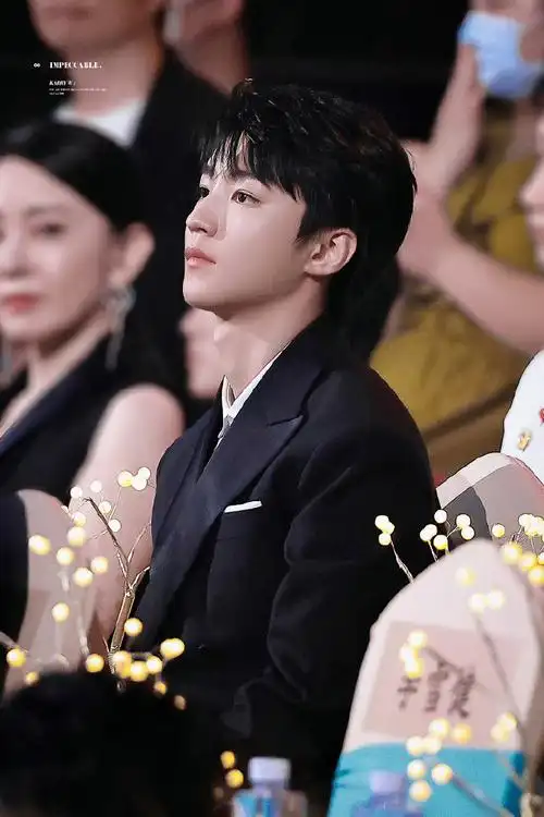 王俊凯侧拍#感受下王俊凯侧颜杀～完美的侧脸 精致的轮廓太优越了