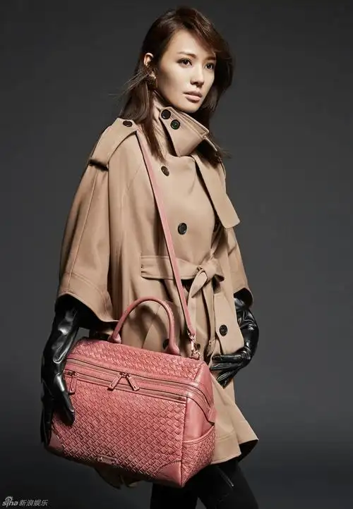 超级明星娱乐讯 近日,韩国女星孙泰英拍秋冬写真,奢华高贵气质尽显.