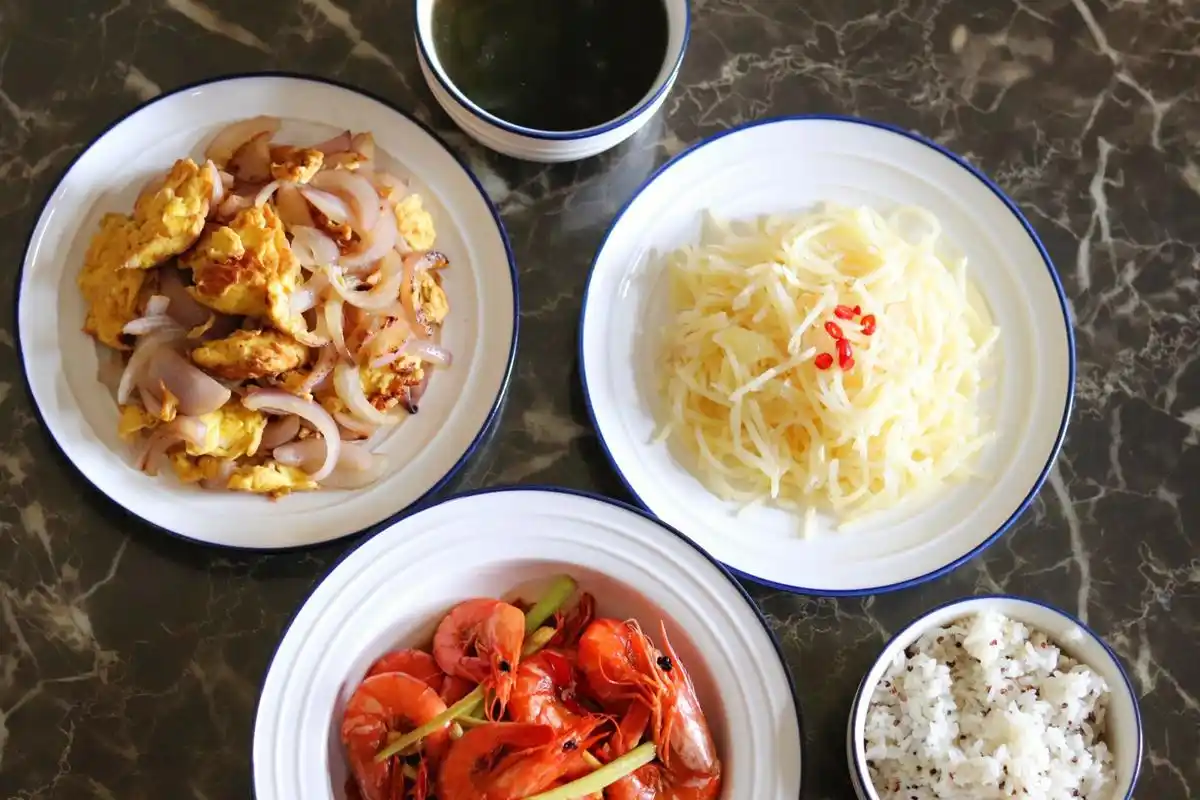 原创晒晒我家宝爸做的午餐,三菜一汤30分钟搞定,网友:精致又美味