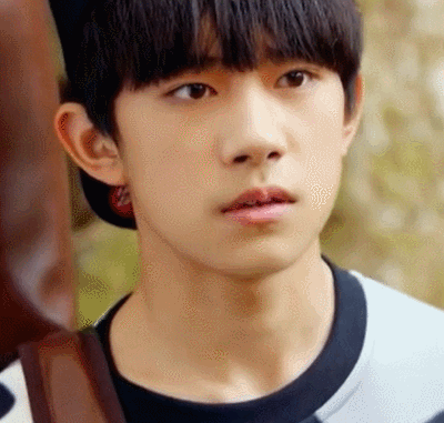 易烊千玺帅气帽子可爱gif动图_动态图_表情包下载_soogif