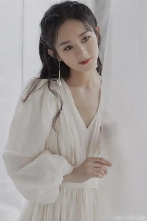 赵丽颖一袭白色连衣裙惊艳众人长发仿佛又回到了以前的少女感