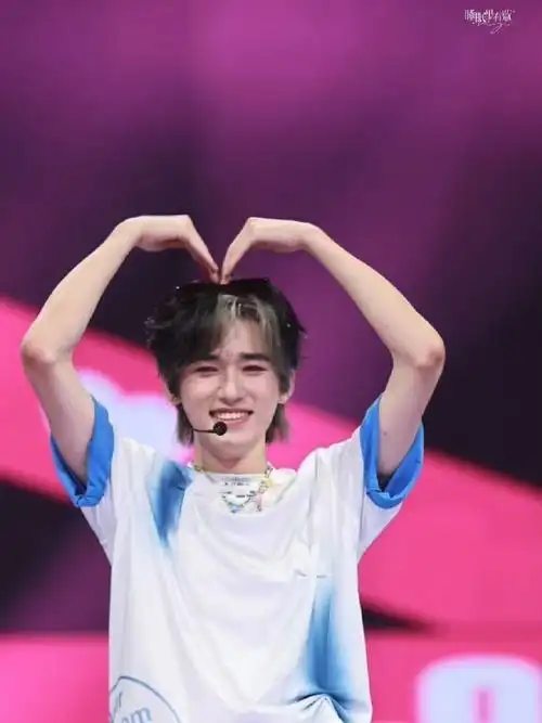 时代少年团直播##宋亚轩 我们要一直见##宋亚轩在手心里画了爱心