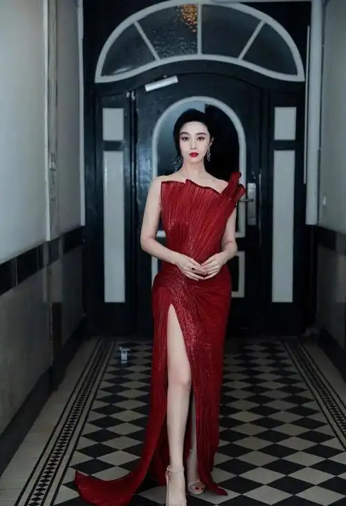 范冰冰在国外红毯上封神了!