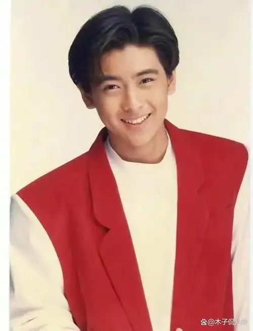 林志颖晒出32年前刚出道时的青涩照和第一张专辑照满满的怀旧感