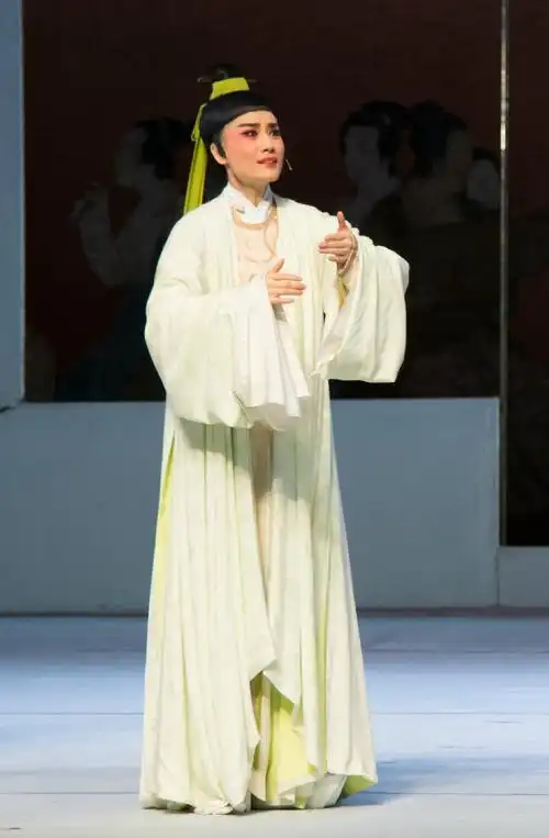 5日出生,籍贯绍兴市嵊州(原嵊县),毕业于美国天主教大学,中国越剧演员