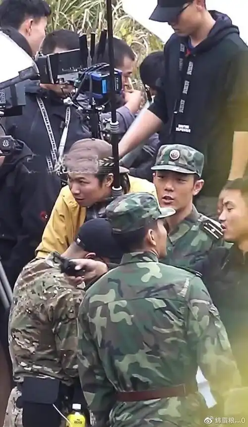 肖战王牌部队最新路透表情又憨又可爱助跑飞踢动作略显滑稽搞