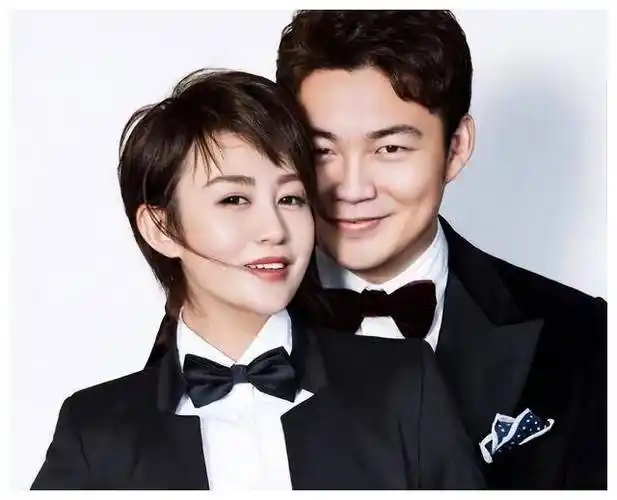 马丽带着小11岁老公现身澳门甜蜜挽手笑语连连男方幸福满满