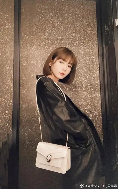 段奥娟白色衬衫帅气迷人 回眸一笑元气满满