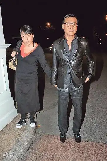 梁家辉拿影帝前先吻老婆称不算激情(组图)