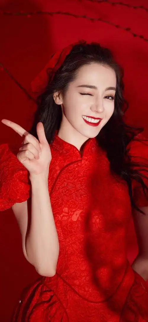 迪丽热巴红色泡泡裙手机壁纸
