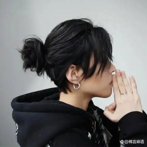 分享三个男生头发长了,不想剪的发型和具体细节.