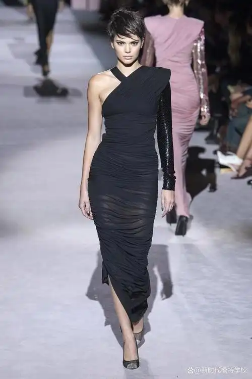 模特走秀优雅的艺术表现