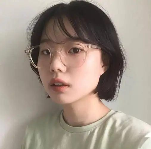 发型戴眼镜女生的短发