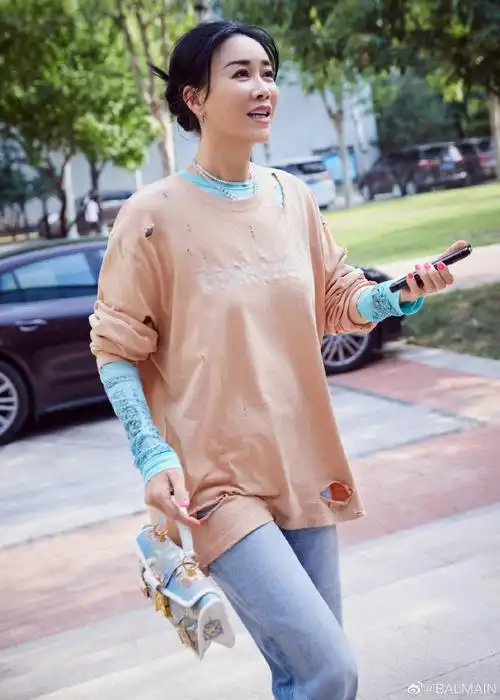 那英搭配印花#balmain blaze#小牛皮手袋出镜.