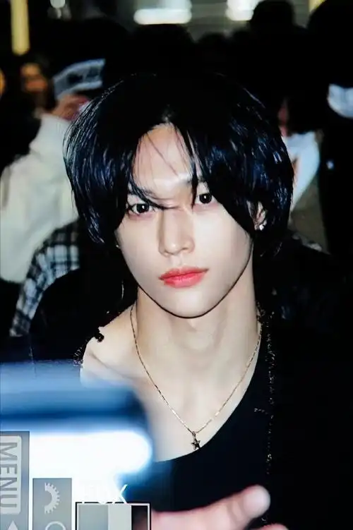 蓝黑发元彬又是一种新鲜的帅气!