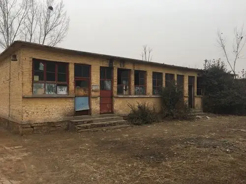 学校教室,破旧漏雨