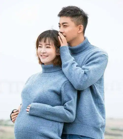 李佳航10年拍《还珠格格》和李晟谈起了恋爱,15年初求婚,也算是因戏