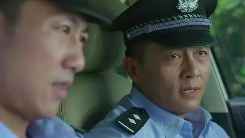 罪域:小伙打鱼打出来惊喜,警察迅速赶到现场,还带着枪!