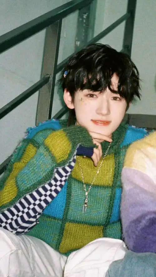 99宋亚轩帅照    9:16 壁纸版 镜像版#宋亚轩连续三年为刘耀文庆生