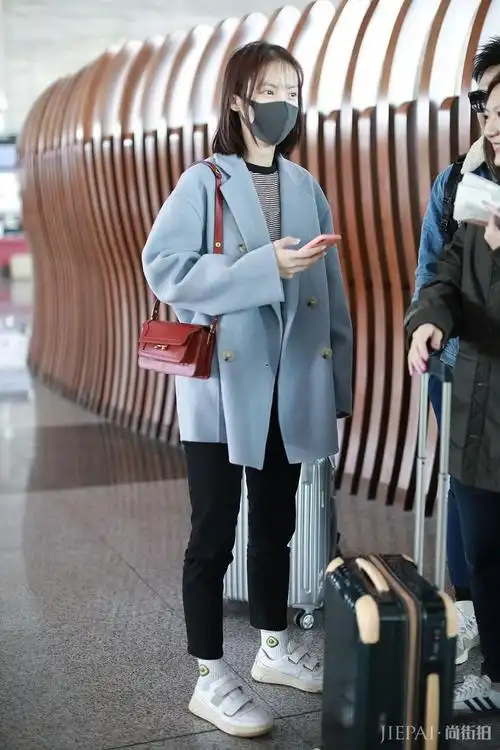 金晨一身露脐装走机场,可爱满分!