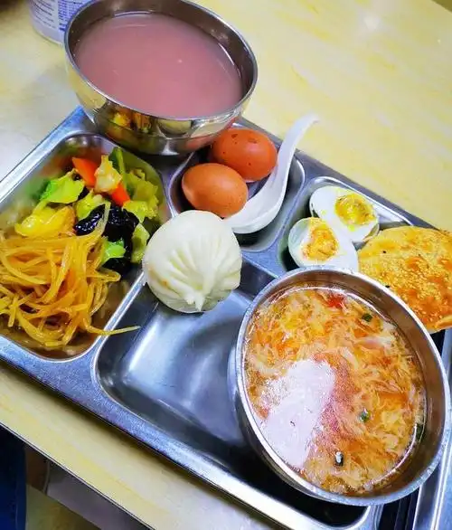 一周食堂早餐来了,烧饼鸡蛋小菜,天天有,可吃的人说腻味