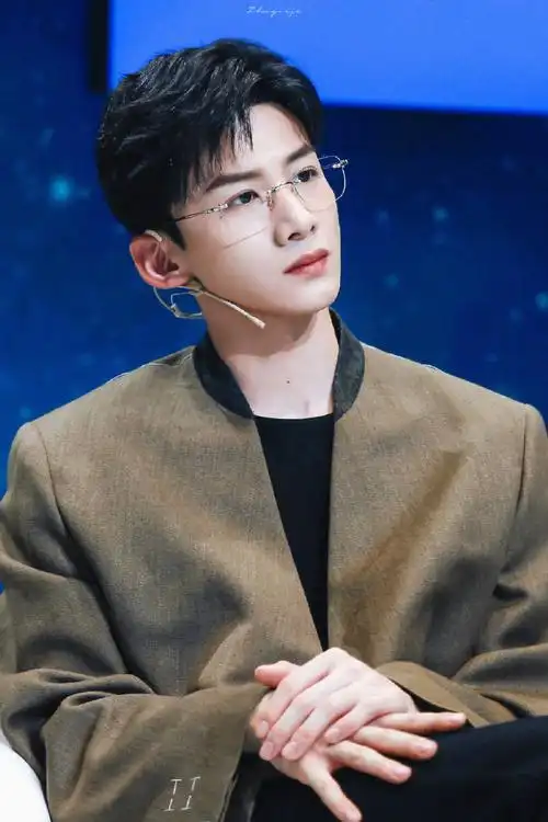 白敬亭和眼镜的适配度