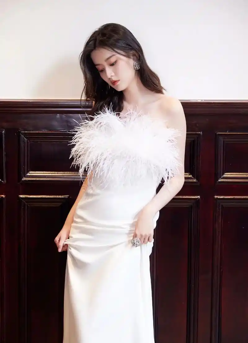 乔欣晒出一组自己的美照,她盘发穿斜肩黑裙,五官精致迷人,露出 - 抖音