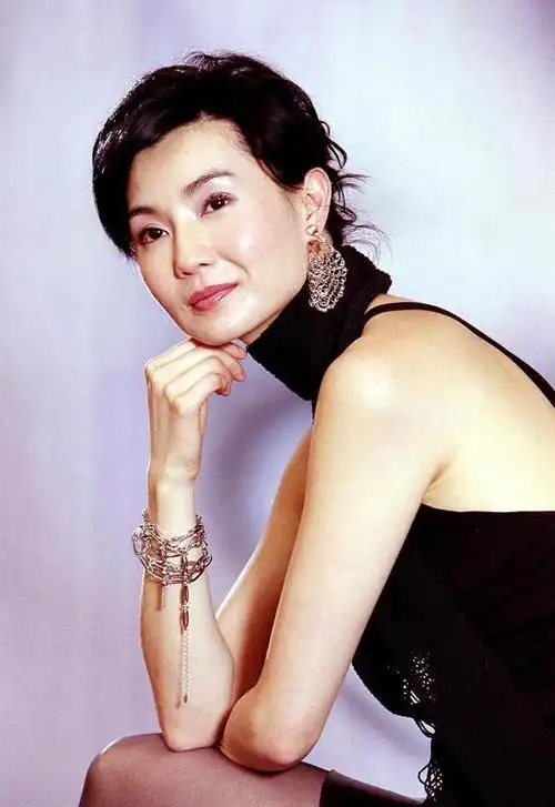 张曼玉美得惊艳穿大红连衣裙配休闲鞋休闲随性却不失气质