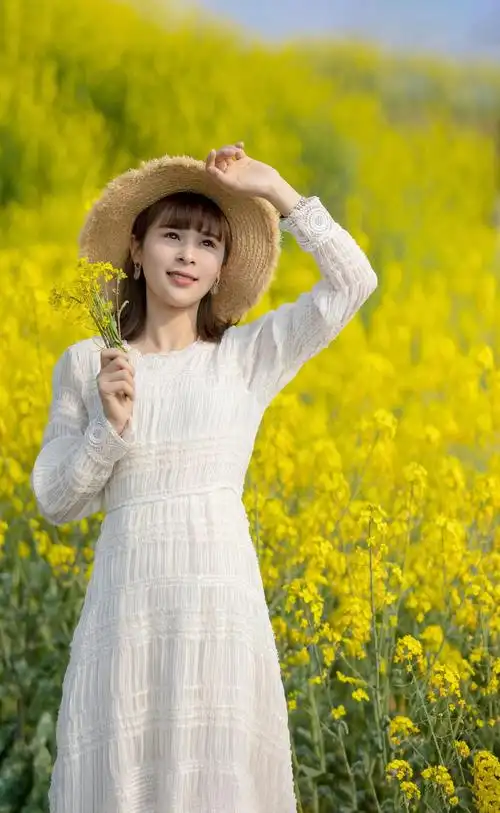 单人油菜花中拍照姿势图片(拍好油菜花人像的8个姿势)-微赚云博客