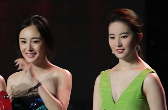 与杨幂同框对比,刘亦菲显得似乎已经处于劣势.