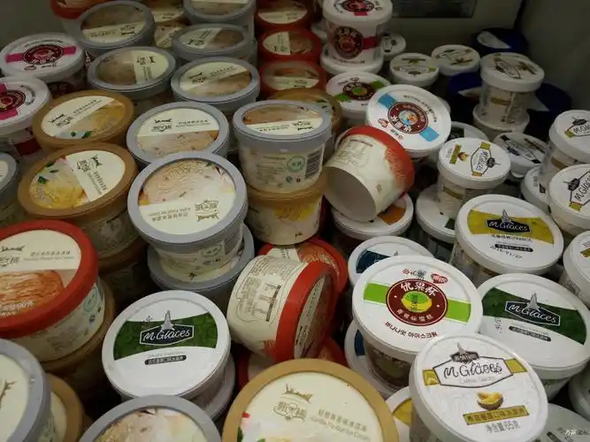 超市冷柜中的雪糕