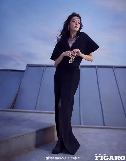 全球代言人迪丽热巴#@dear-迪丽热巴率性诠释mikimoto高级珠宝