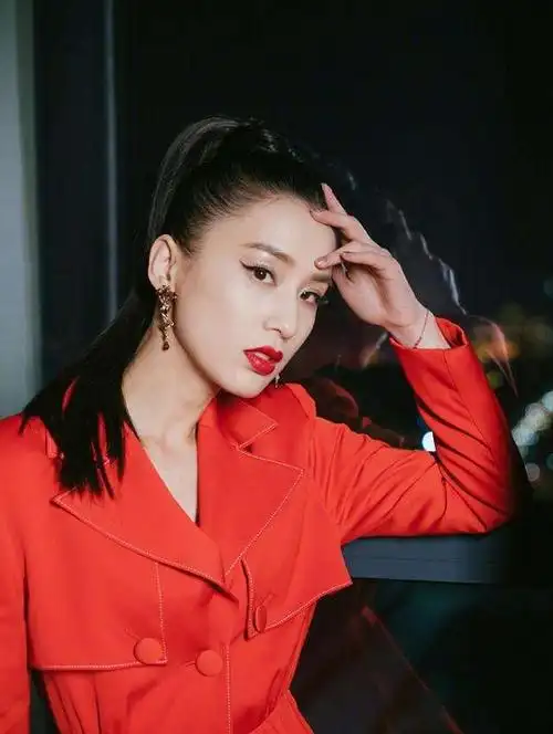 黄圣依经纪公司经纪人|黄圣依代言品牌费用|黄圣依商务合作|黄圣依