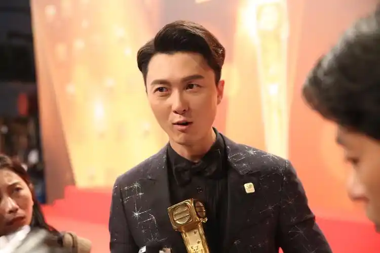 王浩信新戏造型被赞硬汉,预告返港参加颁奖礼,争视帝被看高一线