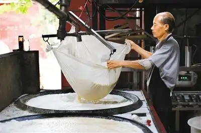 村民用传统工艺制作豆腐 记者 张宇明 摄