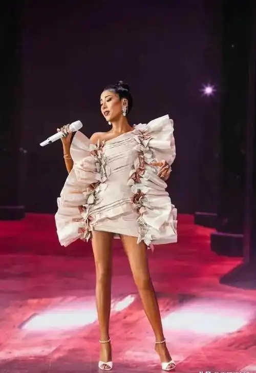 刘欢夫妇办家宴,吉克隽逸穿着暴露引反感,遭诸多网友抨击没教养