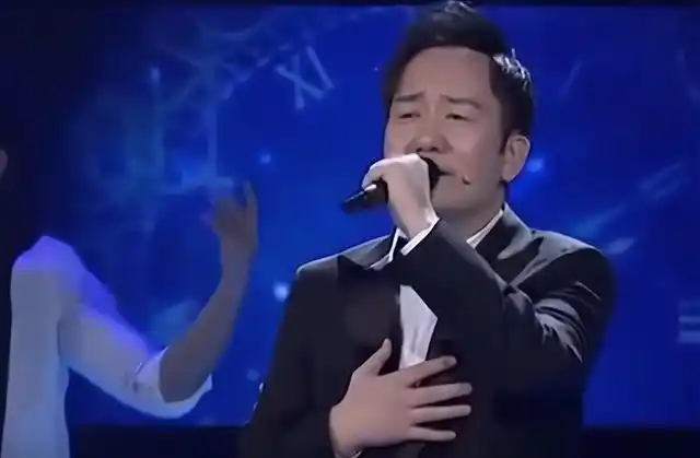 在一次金鹰奖的颁奖典礼上,筷子兄弟用一首父亲,唱哭了台下所有明星