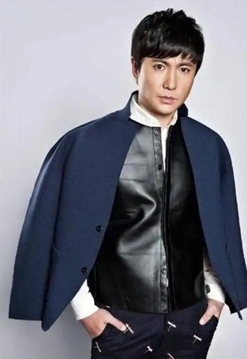 脸显矮,实际身高却很高的男明星,他才16岁就1米9了