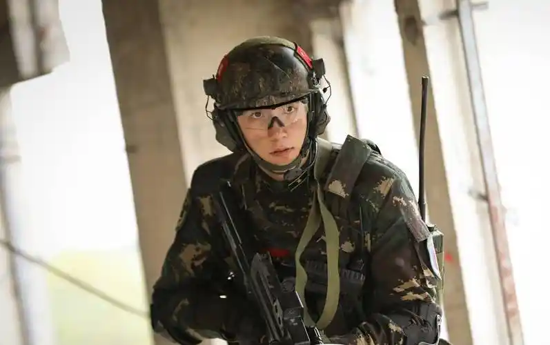 终于等到黄景瑜主演的电视剧《王牌部队》获得发行许可证啦!