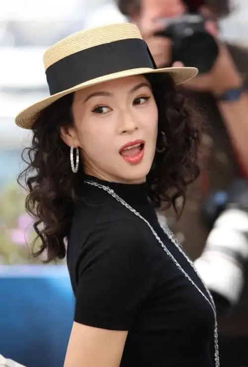 章子怡戛纳第5套造型太美了!黑衣白裙俏皮优雅,杨幂穿了个啥?