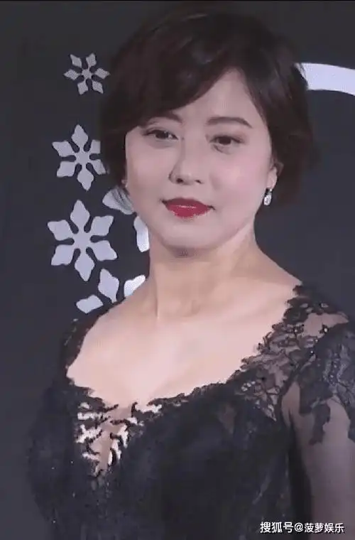 55岁周海媚胖到认不出妆容太厚脸和脖子两个颜色坦言希望优雅的老去