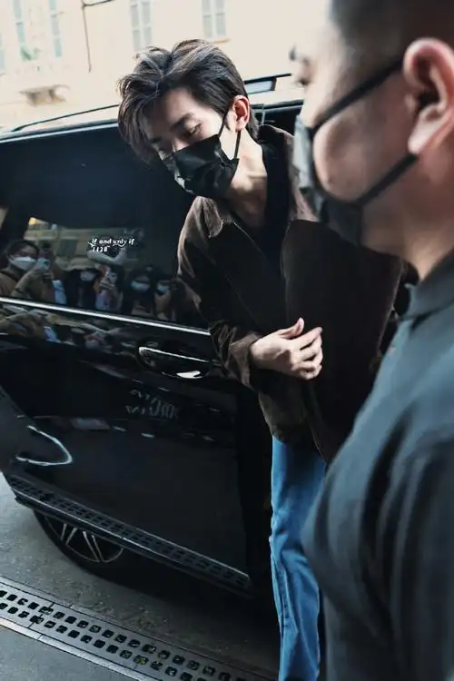 胡歌易烊千玺背影同框##易烊千玺 米兰时装周##emporio armani全球